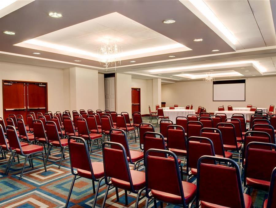 Four Points By Sheraton Quail Springs Hotel 3*